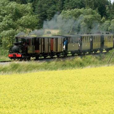 Steam train Lennakatten with field in front